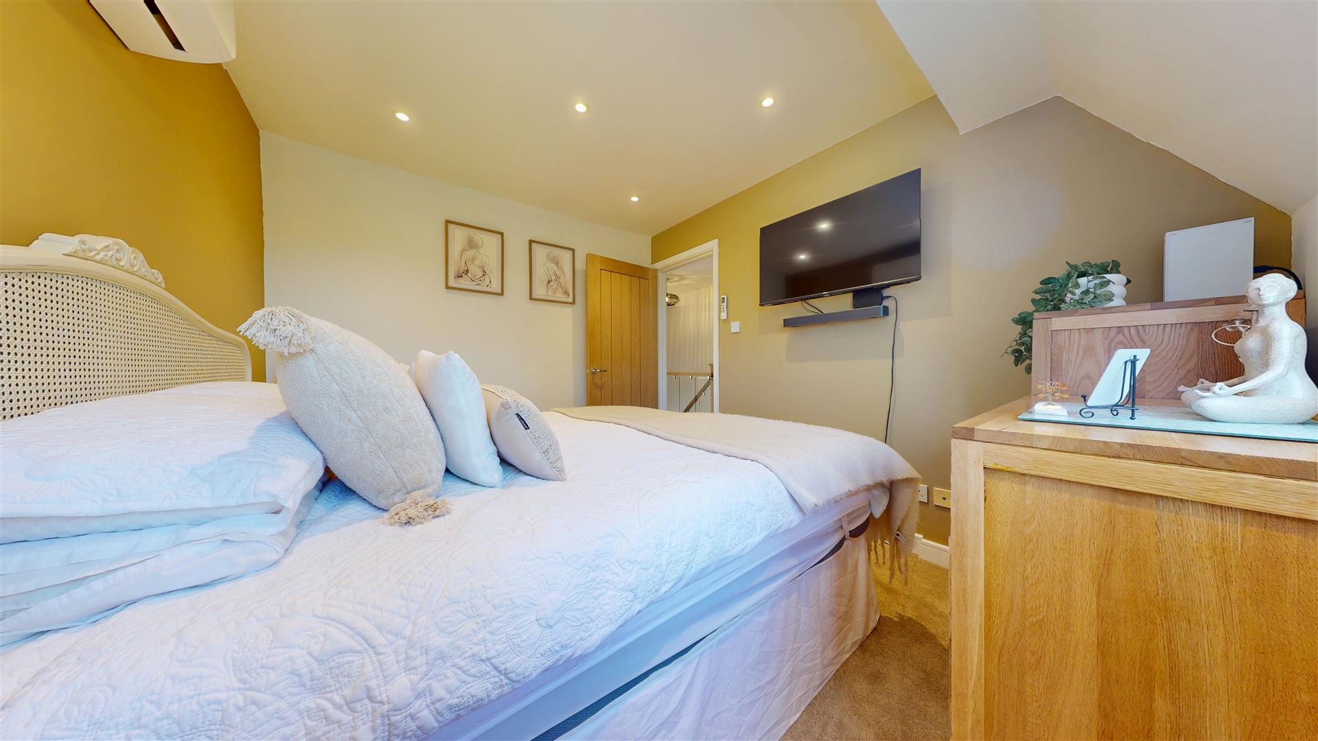 Eynsham Court, Woolstone, Milton Keynes